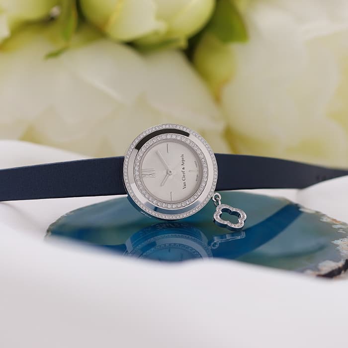 Van Cleef &amp; Arpels ヴァンクリーフ＆アーペル VCARO29A00 チャーム ミニウォッチ ダイヤモンド 腕時計 K18WG 革 レディース [中古] 中古)Van Cleef & Arpels ヴァン クリーフ&アーペル チャームウォッチ