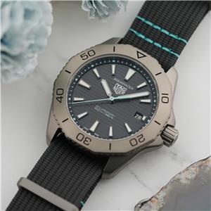 TAG HEUER プロフェッショナル 200メートル　メンズ 新品)TAG HEUER タグ・ホイヤー アクアレーサー プロフェッショナル