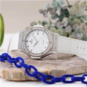 HUBLOT ウブロ クラシック チタニウム ホワイトダイヤモンド 542.NE.2010.LR.1204 メイン