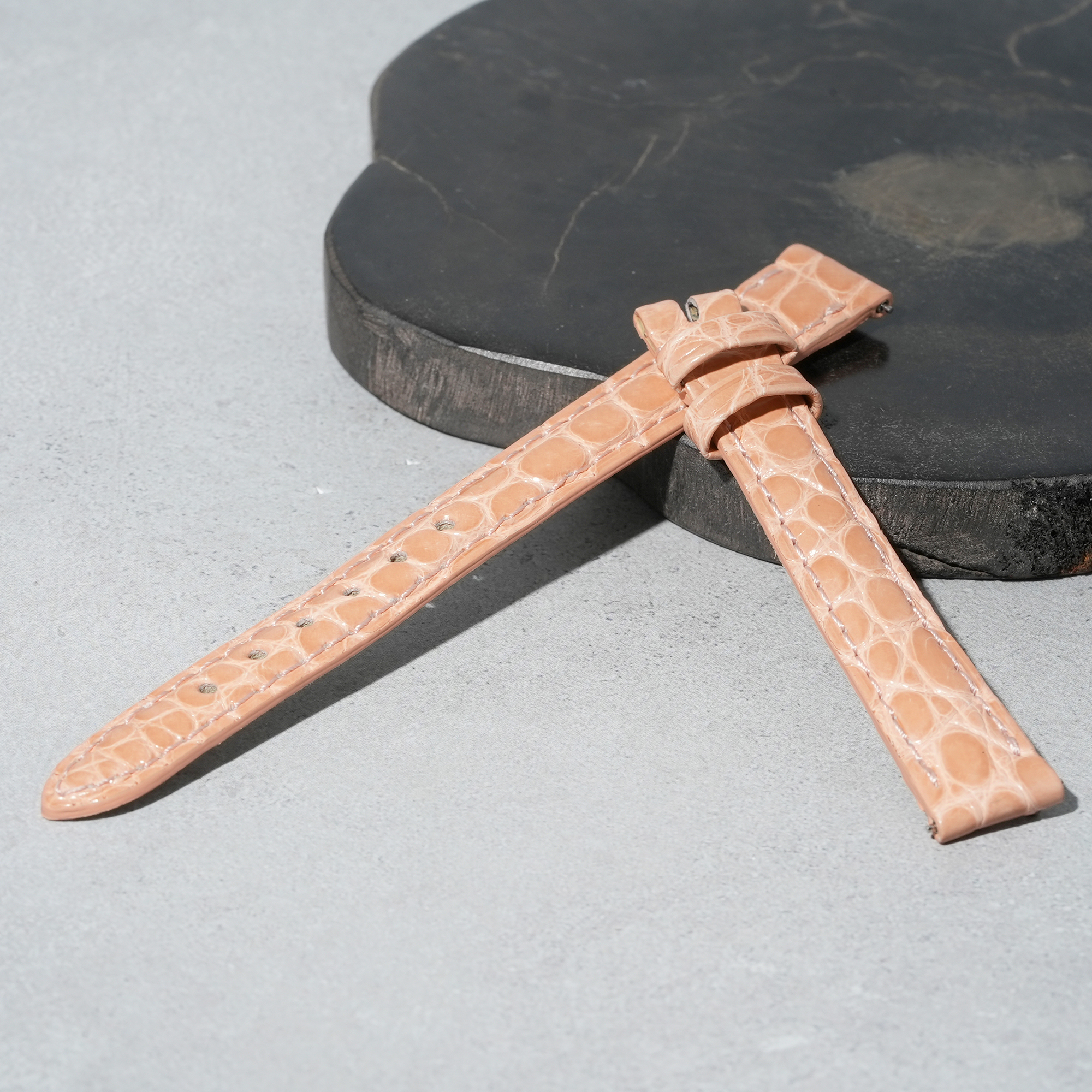 美品 カミーユフォルネ アリゲーター丸斑 シャイニー ボルドー 19mm 新品)CAMILLE FOURNET カミーユ・フォルネ アリゲーター シャイニー丸